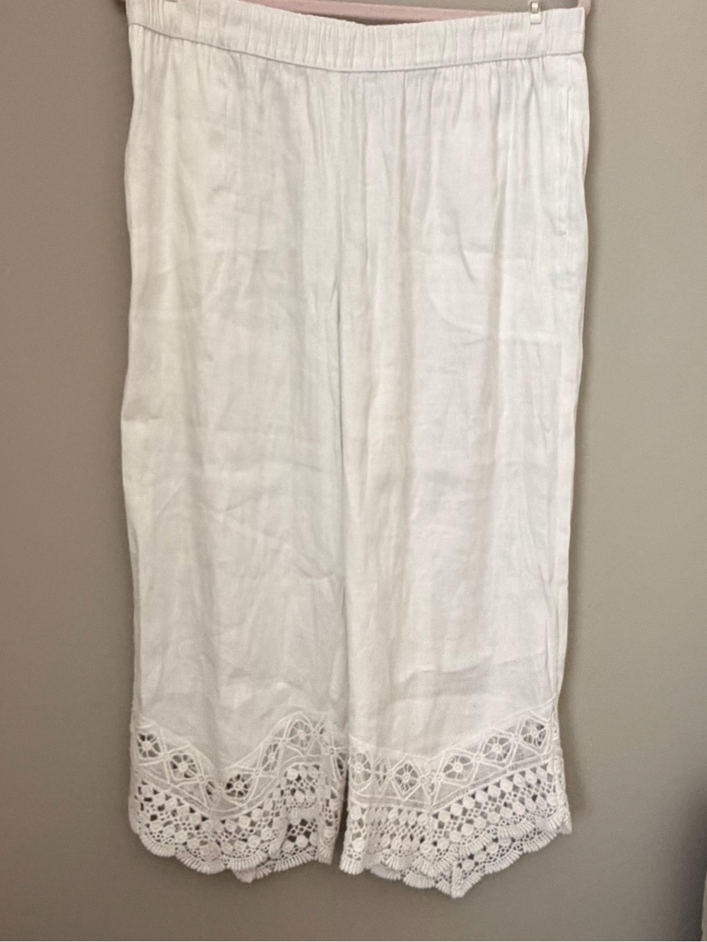 Susan Graver White Elastic Waist Pull-On Capris with Crochet trim
